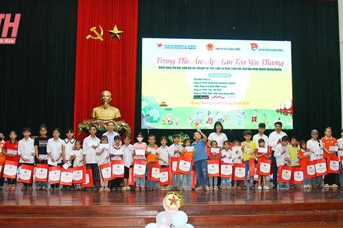 Trao 172 suất quà Tết Trung thu cho trẻ em khuyết tật, mồ côi huyện Quảng Xương
