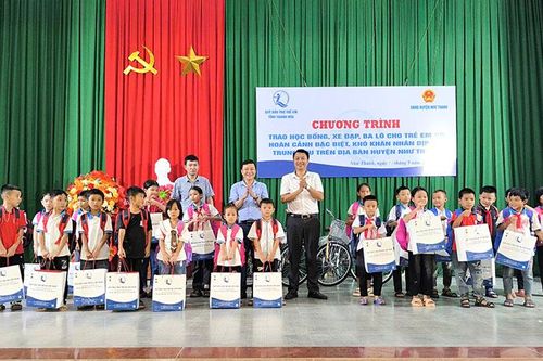 Trao quà cho trẻ em có hoàn cảnh đặc biệt khó khăn tại Như Thanh, Nông Cống