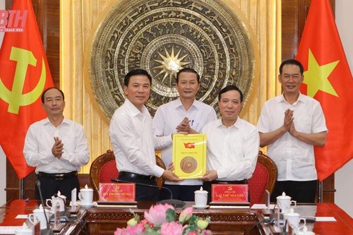 Hội nghị bàn giao nhiệm vụ điều hành công việc của Tỉnh ủy Thanh Hóa cho đến khi kiện toàn chức danh Bí thư Tỉnh ủy nhiệm kỳ 2020-2025