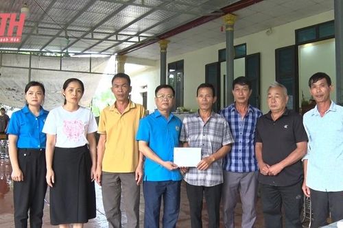 Thăm hỏi, động viên gia đình nạn nhân đuối nước tại huyện Cẩm Thủy