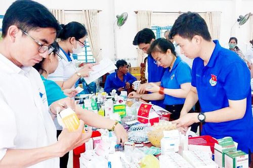Ban Dân tộc tỉnh An Giang khám bệnh và tặng quà cho đồng bào dân tộc thiểu số Khmer tại TX. Tịnh Biên