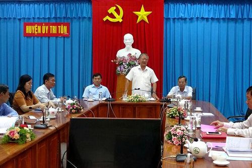Ban Thường vụ Huyện ủy Tri Tôn làm việc với VNPT An Giang về đề án thuê camera giám sát
