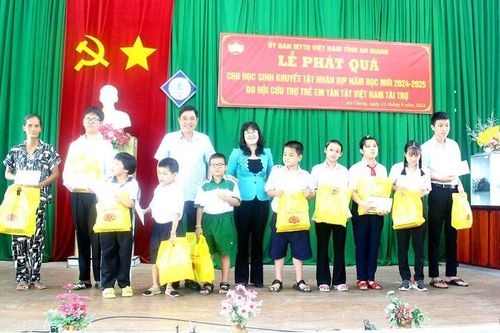 Tặng quà học sinh khuyết tật, nhân năm học mới