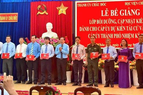 Ban Thường vụ Thành ủy Châu Đốc bế giảng lớp bồi dưỡng, cập nhật kiến thức dành cho cấp ủy dự kiến tái cử và quy hoạch cấp ủy (nhiệm kỳ 2025 - 2030)