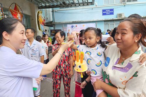 Mang niềm vui Tết Trung thu cho các bệnh nhi tại Bệnh viện Sản- Nhi An Giang