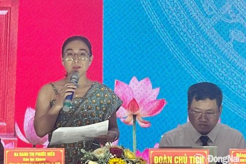 Cô gái Khmer hiếu học