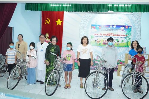 Tặng quà trung thu cho hơn 100 trẻ nhiễm HIV và bị ảnh hưởng bởi HIV/AIDS