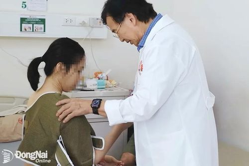Phẫu thuật thay khớp vai bán phần cho bệnh nhân bị gãy xương vai phức tạp
