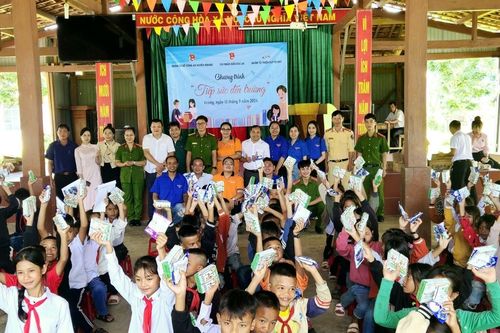Chung tay 'tiếp sức' cho học sinh vùng khó khăn tại xã Krong đến trường năm học mới