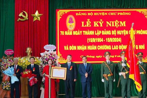 Chư Prông kỷ niệm 70 năm ngày thành lập và đón nhận Huân chương Lao động hạng nhì