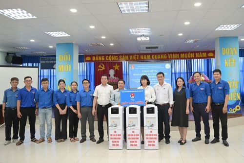 Trao quà Trung thu và máy lọc nước sạch tại hai bệnh viện