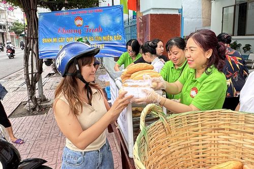Mặt trận phường Vạn Thắng tổ chức hoạt động gây quỹ ủng hộ đồng bào bị bão lụt