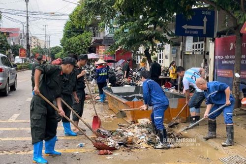 Đảm bảo vệ sinh môi trường sau mưa lũ