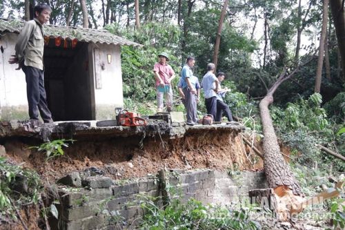 Kiểm tra tình hình sạt lở nguy hiểm tại huyện Lộc Bình
