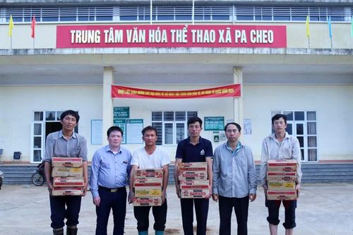 Hàng cứu trợ đã về xã nghèo nhất tỉnh