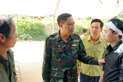 Phó Bí thư Tỉnh ủy Hoàng Giang thăm gia đình nạn nhân tử vong do sạt lở đất tại Mường Vi