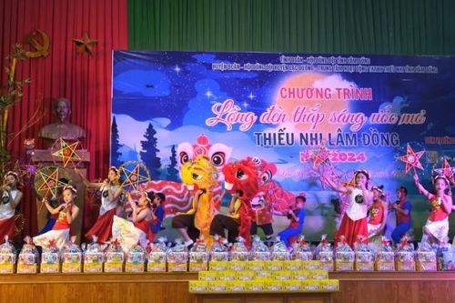Chương trình Lồng đèn thắp sáng ước mơ đến với trẻ em huyện Lạc Dương