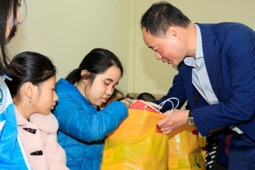 Chủ tịch UBND tỉnh Lâm Đồng thăm và tặng quà trẻ em khuyết tật