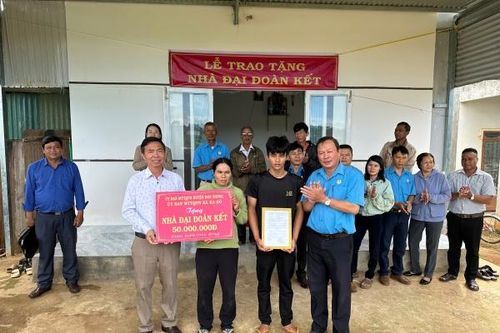 Đơn Dương: Trao 3 nhà đại đoàn kết cho hộ khó khăn