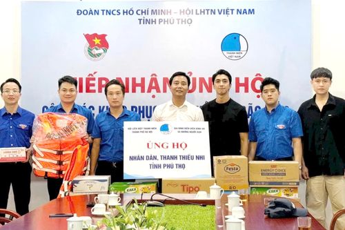 Tuổi trẻ Hà Nội và những người con Phú Thọ tại Hà Nội trao tặng 100 triệu đồng và các nhu yếu phẩm cho quê hương