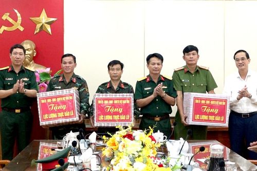 Thăm hỏi, động viên các lực lượng chức năng hỗ trợ Nhân dân sau mưa bão tại huyện Hạ Hòa