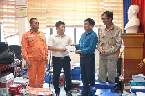 Công ty Điện lực Phú Thọ thăm hỏi, tặng quà cán bộ, công nhân đang làm việc tại hiện trường