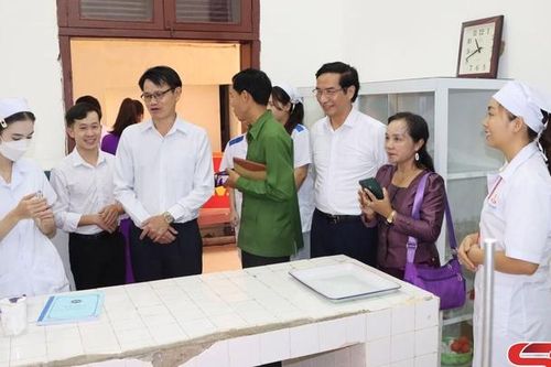 Trao đổi công tác đào tạo lưu học sinh Lào