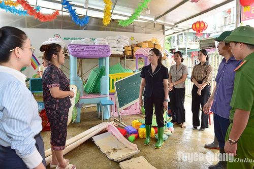 Đồng chí Lê Thị Kim Dung, Phó Bí thư Thường trực Tỉnh ủy, Chủ tịch HĐND tỉnh thăm hỏi nhân dân và kiểm tra công tác khắc phục lũ lụt tại thành phố Tuyên Quang