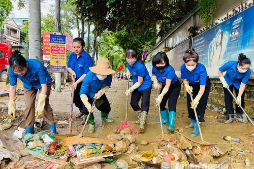 Phát huy sức mạnh cộng đồng vệ sinh môi trường sau lũ