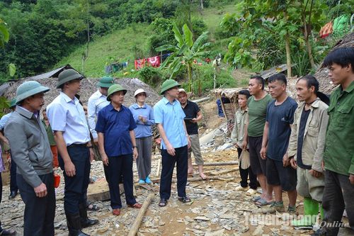 Phó Chủ nhiệm Ủy ban Dân tộc Y Vinh Tơr thăm, động viên các hộ dân bị mất nhà do thiên tai ở tại xã Linh Phú