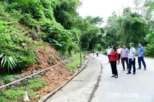 Đồng chí Trưởng Ban Tuyên giáo Tỉnh ủy Nông Thị Bích Huệ kiểm tra khắc phục sạt lở và trao quà cho các hộ dân bị ảnh hưởng hoàn lưu bão số 3