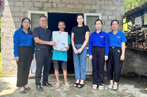 Báo Tiền Phong cùng Hoa hậu Đỗ Thị Hà trao hỗ trợ nhân dân vùng lũ Sơn Dương