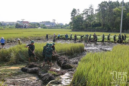 Kiểm tra, động viên lực lượng giúp nhân dân khắc phục hậu quả mưa bão