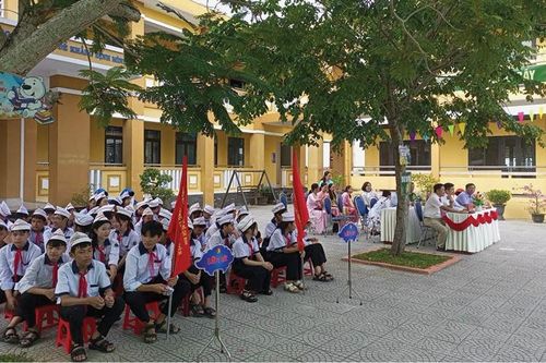 Xứng đáng 'lá cờ đầu' ngành giáo dục