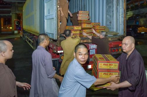 Chuyến hàng đầu tiên của Phật giáo TP.HCM hướng về đồng bào bị thiệt hại do bão số 3