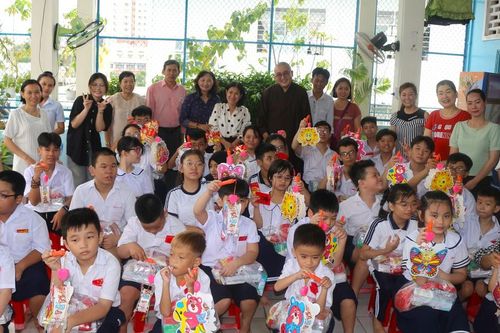 Ban Trị sự GHPGVN Q.8 trao quà Trung thu đến các em học sinh khuyết tật