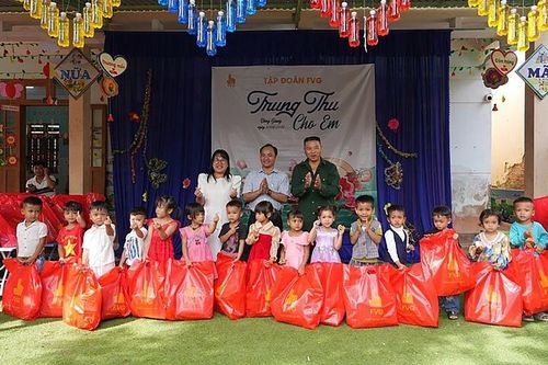 Đông Giang (Quảng Nam): Trao tặng 380 phần quà cho trẻ em qua chương trình 'Trung thu cho em'