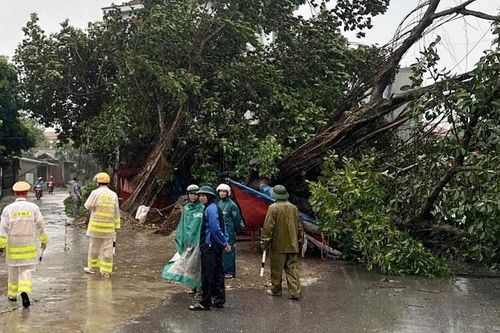 Vĩnh Phúc: Công an huyện Sông Lô hỗ trợ người dân dọn dẹp, ổn định đời sống