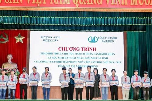 Trao hơn 2 tỷ đồng cho học sinh có hoàn cảnh khó khăn và đạt giải cấp tỉnh trên địa bàn huyện Ý Yên