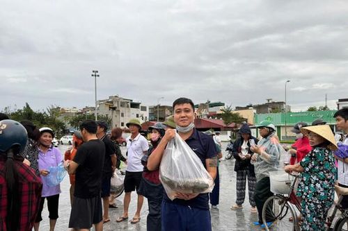 Hải Dương: Chung tay 'giải cứu' tiêu thụ cá lồng giúp bà con nông dân sau bão Yagi