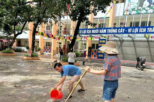 Hà Nội: Khẩn trương làm sạch trường lớp để đón học sinh trở lại sau mưa lũ