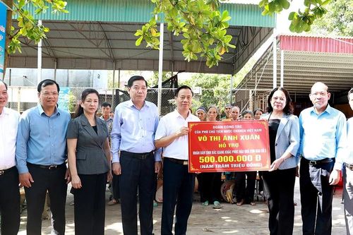 Phó Chủ tịch nước Võ Thị Ánh Xuân thăm, tặng quà người dân bị ảnh hưởng do bão lụt tại Bắc Giang