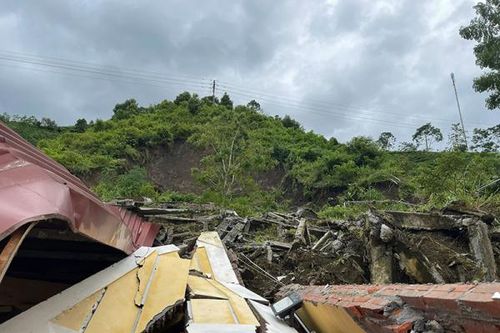 Công an xã Mường Hum kịp thời di chuyển giúp 142 giáo viên, học sinh thoát nạn vụ sập nhà bán trú