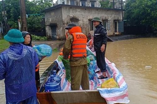 Công an Ninh Bình triển khai đồng bộ nhiều biện pháp giúp dân chống lũ
