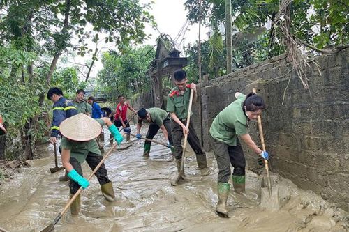 Lũ rút, Công an Vĩnh Phúc giúp người dân dọn dẹp nhà cửa