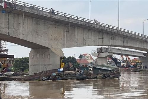 Khắc phục sự cố 2 bè cá trôi dạt trên sông Thái Bình mắc vào trụ cầu Hợp Thanh