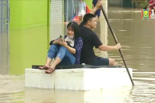 Long Biên: Dân sống chung với lũ