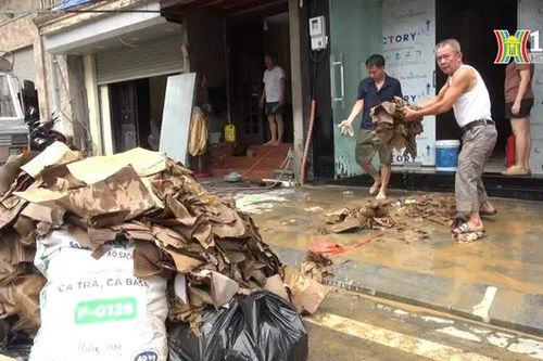 Nước sông Hồng rút, người dân trở về dọn dẹp nhà cửa