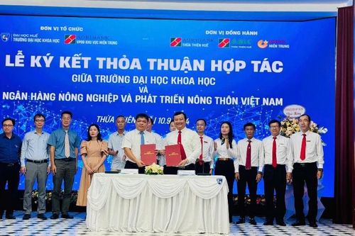 Agribank trao học bổng và sẽ hỗ trợ đào tạo tại Đại học Khoa học - Đại học Huế