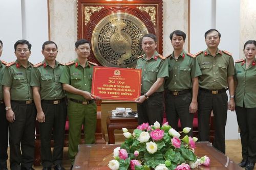 Công an tỉnh Nghệ An trao tặng 200 triệu đồng hỗ trợ Công an tỉnh khắc phục hậu quả cơn bão số 3